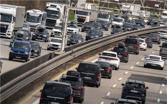 Autos und Lastwagen fahren auf der Autobahn 99 am Autobahnkreuz München-Süd.