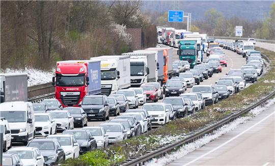 Autos und Lastwagen stehen auf der Autobahn 7 zwischen Hannover und Hildesheim im Stau.