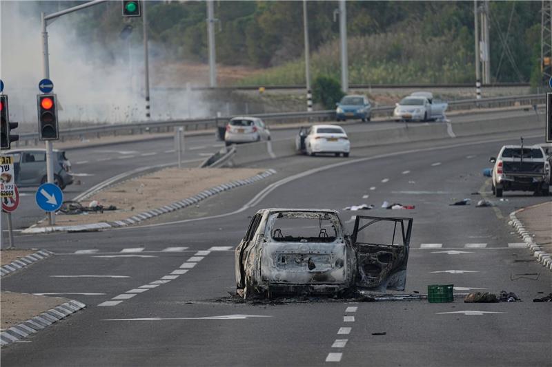 Der Konflikt zwischen Israel und den Palästinensern Autos wurden bei einem Angriff der islamistischen Hamas zerstört.
