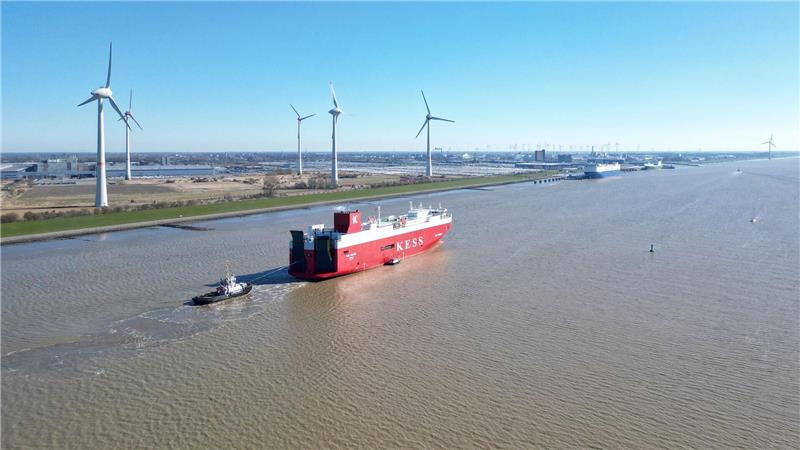 Autotransporter brauchen etwa ausreichend Tiefgang, um die über die Außenems den Emder Hafen erreichen zu können. (Archivbild)