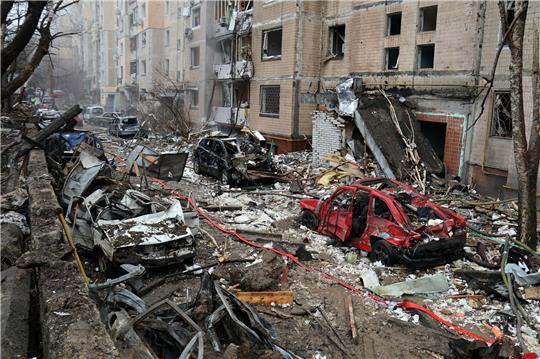 Autowracks, Trümmerteile und zerstörte Wohngebäude - das Resultat eines russischen Raketenangriffs auf die ukrainische Hauptstadt Kiew.