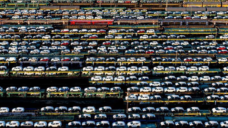 Studie: Deutsche Autokonzerne mit Dämpfer zu Jahresbeginn Autozüge stehen auf dem Rangierbahnhof im Bremer Stadtteil Gröpelingen.