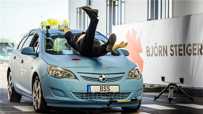 Autsch!! Bei einem Crashtest wird ein Frontalunfall mit einem Dummy und einem Pkw in Münster simuliert.