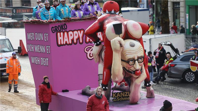 Die Rosenmontagszüge rollen: Putin und die Macht der Narren Autsch - Bundeskanzler Friedrich Merz wurde von den Karnevalisten in ein Sadomaso-Outfit gesteckt.