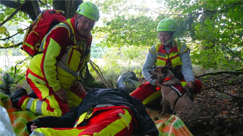 So trainieren Suchhunde im Harz für den Ernstfall Ava findet in diesem Szenario eine ohnmächtige Motorradfahrerin. Jetzt muss das Team erste Hilfe leisten.