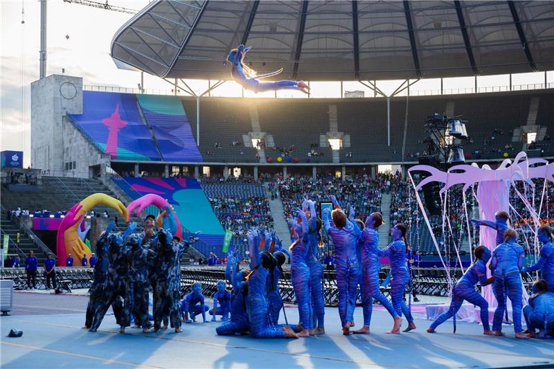 Avatar-Darsteller bieten eine Showeinlage im Olympiastadion.