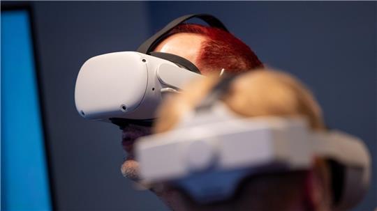 Avatare mit sichtbaren Anzeichen von Infektionen wurden über VR-Brillen gezeigt. (Symbolbild)