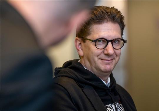 Aviel Cahn, der künftige Intendant der Deutschen Oper, lächelt während einer Pressekonferenz.
