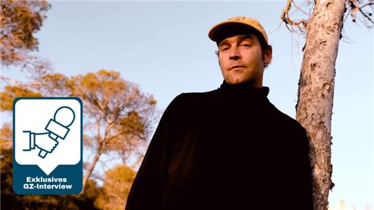 Axel Bosse ist ein Kind der Region und kehrt August 2025 für ein Konzert beim „Yellow Jockey“ in den Harz zurück.