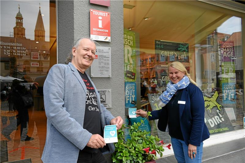 Goslars Mitmachaktion für Inklusion: Aufkleber signalisiert "Assistenzhunde willkommen" Axel Dietsch und Alexandra Klotz stellen das Assistenzhund-Projekt vor und rufen zum Mitmachen auf. Foto: Kempfer