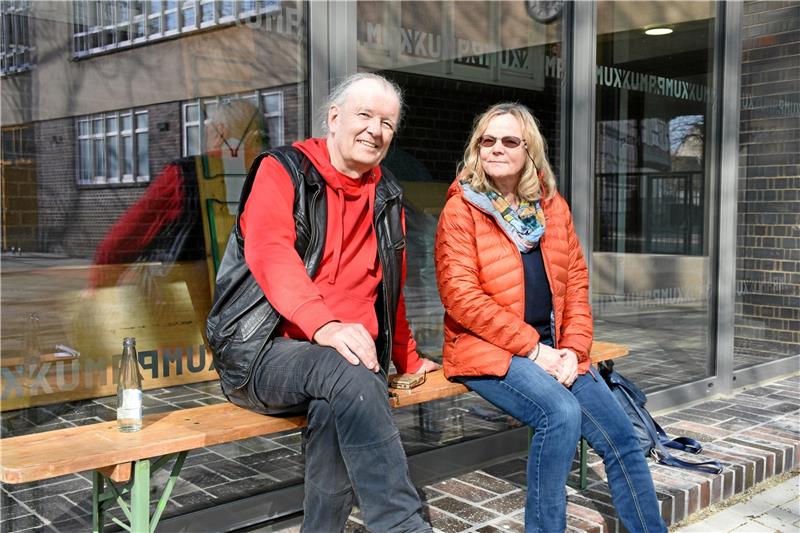 Erster „Freitagskickoff“ am 1. April ist abgesagt Axel Dietsch und Angelika Klaas-von Birckhahn kündigen die zweite Saison des „Freitagskickoff“ an; die Konzerte werden wieder unweit des Kulturmarktplatzes am Museumsufer über die dort vorhandene Bühne gehen. Foto: Kempfer