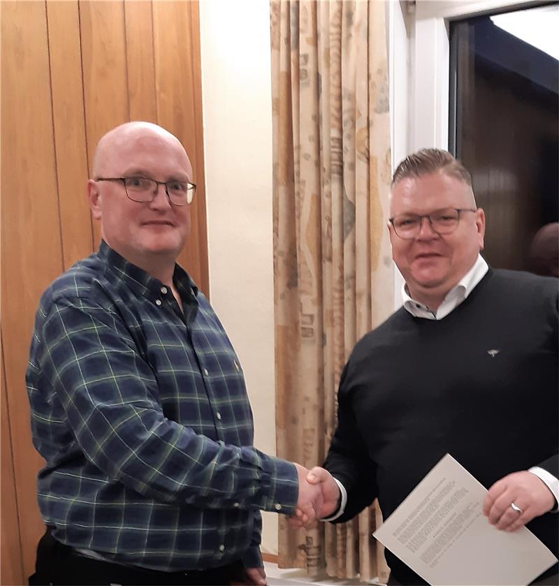 Marco Gräbel ist neu im Wolfshäger Ortsrat Axel Heine, Allgemeiner Vertreter des Bürgermeisters (li.), begrüßt Marco Gräbel als neues SPD-Ortsratsmitglied. Foto: Privat