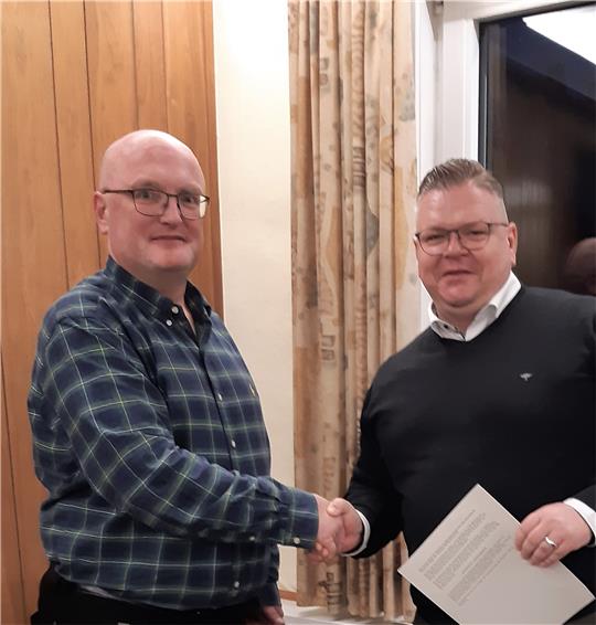 Axel Heine, Allgemeiner Vertreter des Bürgermeisters (li.), begrüßt Marco Gräbel als neues SPD-Ortsratsmitglied. Foto: Privat