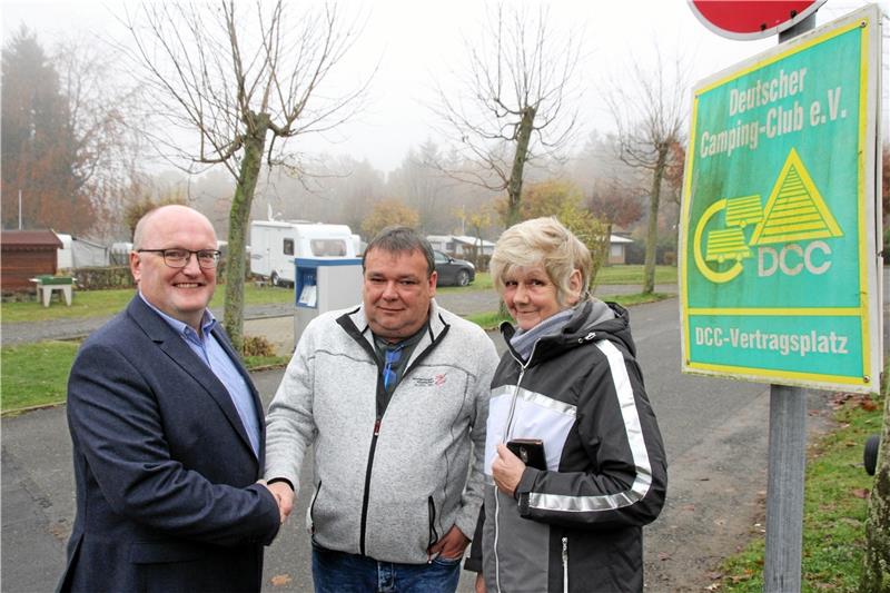Axel Heine (li.), Allgemeiner Vertreter des Bürgermeisters, gibt dem neuen Pächter des Campingplatzes die Hand. Christine Adler hört im Frühjahr auf.  Foto: Ciszewski