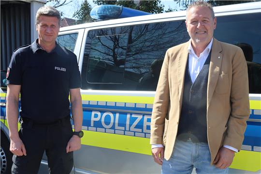 Axel Kontny (l.), Leiter des Polizeistation Schladen, und Andreas Twardowski, Leiter Kriminal- und Ermittlungsdienst in Wolfenbüttel, stellen die Kriminalitätsstatistik in der Gemeinde vor.