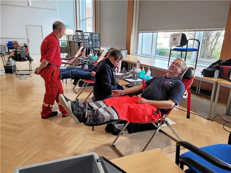 Wird in der BBS auch künftig noch Blut gespendet? Axel Müller spendet zum 100. Mal sein Blut. Zum Dank gibt es für ihn und alle anderen Freiwilligen etwas zu essen, zubereitet von Ehrenamtlichen des DRK. Foto: Exner