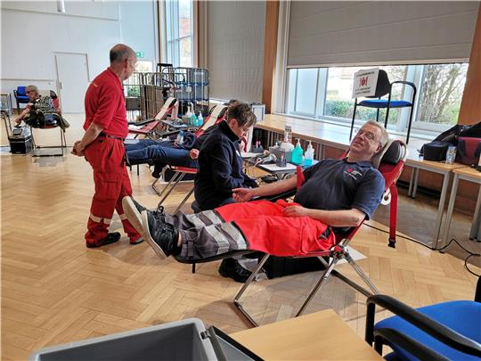 Axel Müller spendet zum 100. Mal sein Blut. Zum Dank gibt es für ihn und alle anderen Freiwilligen etwas zu essen, zubereitet von Ehrenamtlichen des DRK. Foto: Exner
