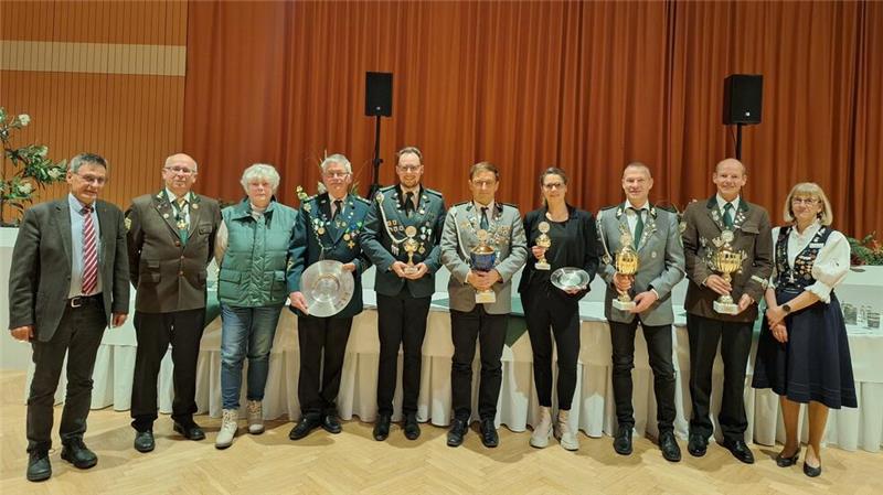 Kombinationsschießen: 200 Teilnehmer – Lochtum triumphiert Axel Siebe (Bürgermeister), Wolfgang Graßl (1. Schützenvogt), die Siegerinnen und Sieger und die 2. Schützenvögtin Gabriele Ludwig (v.l.).