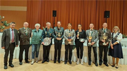 Axel Siebe (Bürgermeister), Wolfgang Graßl (1. Schützenvogt), die Siegerinnen und Sieger und die 2. Schützenvögtin Gabriele Ludwig (v.l.).