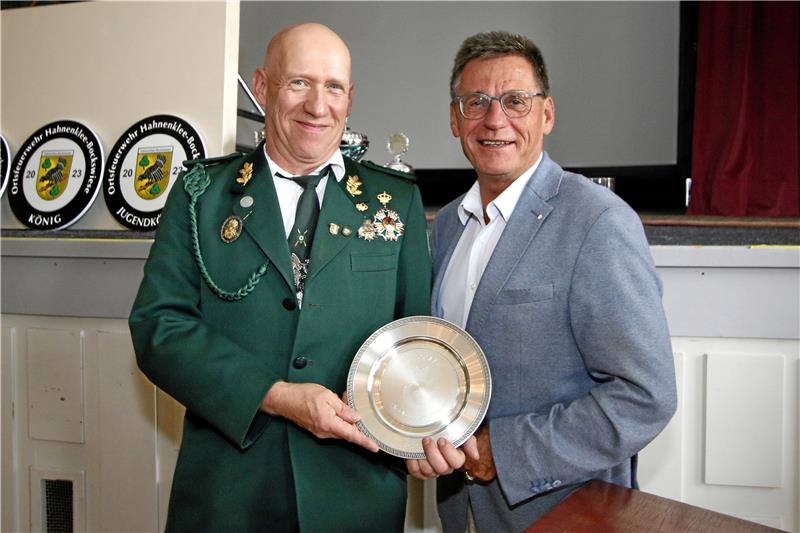 Schützen-Familie Loorz räumt in Hahnenklee ab Axel Siebe (rechts) überreicht Michael Loorz den Ehrenteller der Stadt Goslar. Foto: Epping