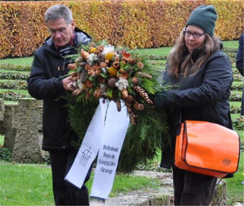 Bewegende Worte vor wenigen Goslarer Zuhörern zum Volkstrauertag Axel Siebe und Melanie Wolff tragen den Kranz der Kriegsgräberfürsorge.