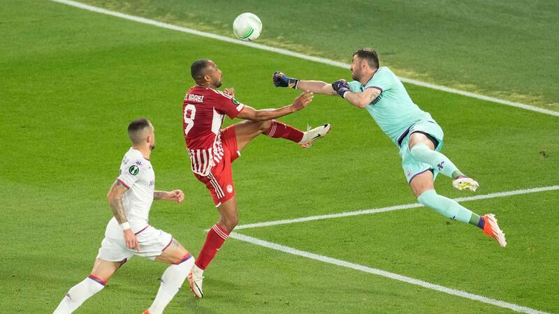 Olympiakos Piräus gewinnt Titel in der Conference League Ayoub El Kaabi (M), der allein im Halbfinale gegen Aston Villa fünf Tore erzielt hatte, sorgte auch gegen Florenz für den Siegtreffer.
