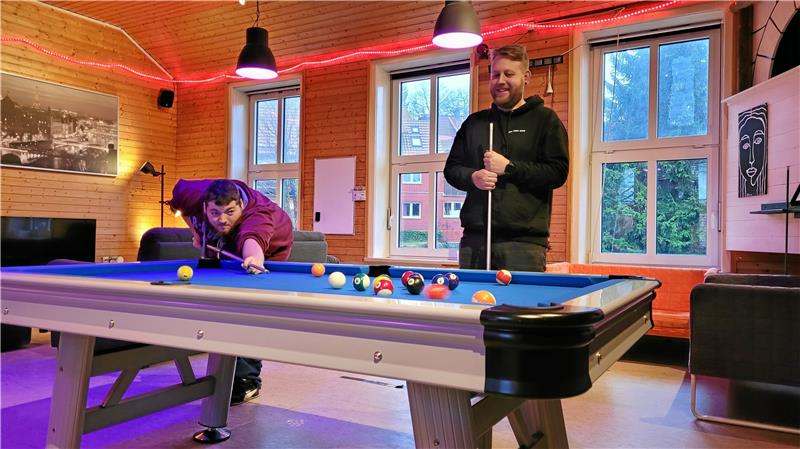 Trotz Corona-Sorgen besteht Zuversicht bei der Jugendarbeit Azubi Chris Reckewell (links) und Stadtjugendpfleger Björn Schweda bei einer Partie Billard am Klepperberg. Fotos: Skuza/Privat