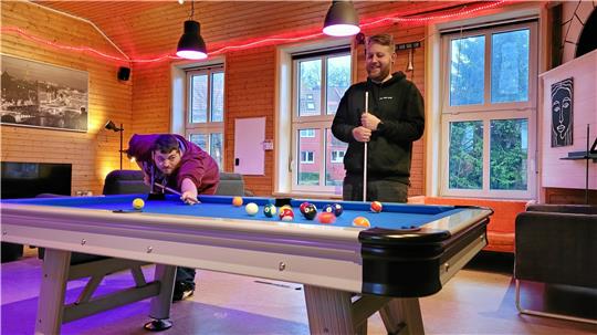 Azubi Chris Reckewell (links) und Stadtjugendpfleger Björn Schweda bei einer Partie Billard am Klepperberg. Fotos: Skuza/Privat