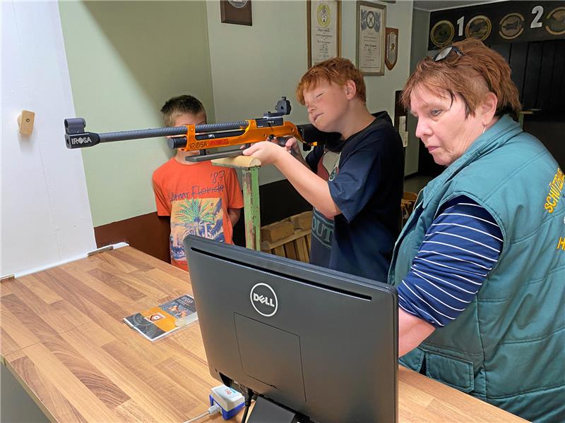 BArbara Smail beaufsichtigt die Kinder beim Ferienpassschießen. Fotos: Schlegel