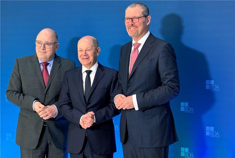 Arbeitgeberpräsident beklagt Misstrauen in Unternehmer BDA-Hauptgeschäftsführer Steffen Kampeter (l-r), Bundeskanzler Olaf Scholz und Arbeitgeberpräsident Rainer Dulger in Berlin.