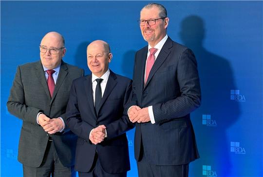 BDA-Hauptgeschäftsführer Steffen Kampeter (l-r), Bundeskanzler Olaf Scholz und Arbeitgeberpräsident Rainer Dulger in Berlin.