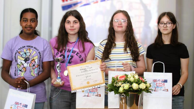 Viele Auzeichnungen in der Realschule Goldene Aue BIG Challenge Schülerinnen – Ehrungen der Realschule Goldene Aue: Oltiola Prenku (von rechts), Ella Kleinert, Anotnela Cirjak und Hanan Ahmed.