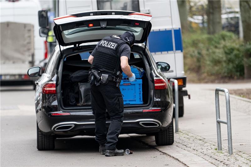 Ex-RAF-Terroristen: BKA bittet um Unterstützung bei Fahndung BKA-Beamten kommen zur Wohnung der ehemaligen RAF-Terroristin Daniela Klette. Nach der Festnahme Klettes setzen die Ermittler die Suche nach Ernst-Volker Staub und Burkhard Garweg fort.