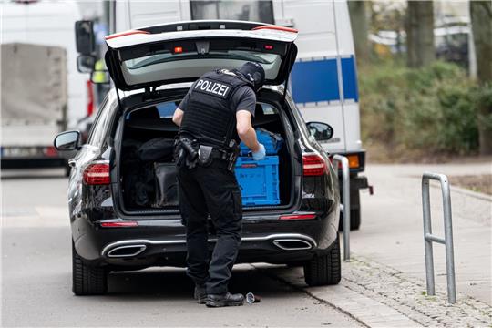 BKA-Beamten kommen zur Wohnung der ehemaligen RAF-Terroristin Daniela Klette. Nach der Festnahme Klettes setzen die Ermittler die Suche nach Ernst-Volker Staub und Burkhard Garweg fort.