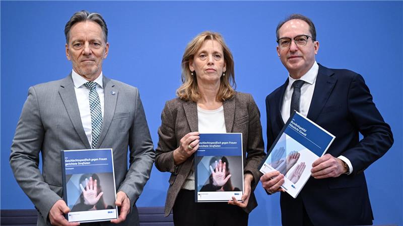 BKA-Präsident Holger Münch, Bundesfamilienministerin Karin Prien (CDU) und Bundesinnenminister Alexander Dobrindt (CSU) präsentieren in Berlin zwei Sonderauswertungen der Polizeistatistik: Ein Bundeslagebild zu häuslicher Gewalt und ein Lagebild zu Straftaten gegen Frauen.  