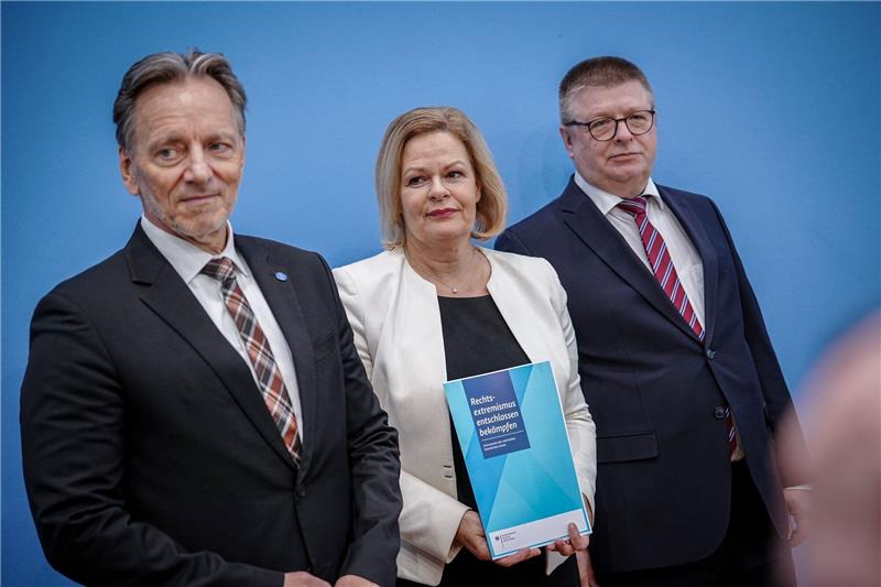 Verfassungsschutzchef: Rechtsextremismus „größte Gefahr” BKA-Präsident Holger Münch (l), Bundesinnenministerin Nancy Faeser und Verfassungsschutzpräsident Thomas Haldenwag stellen ein Maßnahmenpaket gegen Rechtsextremismus vor.