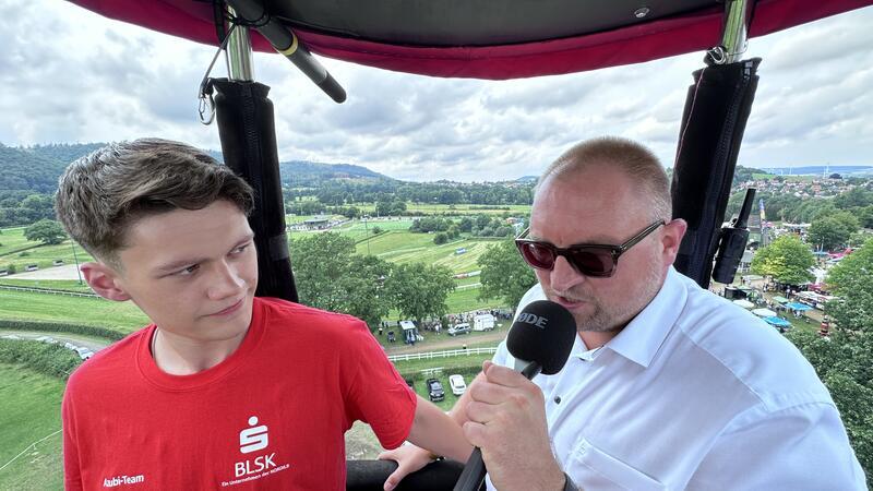 BLSK-Azubi Colin Küber interviewt für einen Social-Media-Beitrag Arkadiusz Szczesniak vom „Yellow-Jockey“-Team.