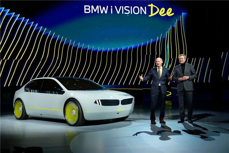 CES: BMW verspricht Auto mit Emotionen, Sony zeigt Automarke BMW-Chef Oliver Zipse (r) vor einem BMW I Vision Dee.