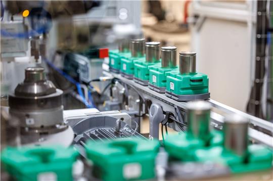 BMW-Rundzellen im Kompetenzzentrum für Batteriezellfertigung in Parsdorf.