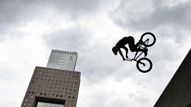 Messe Eurobike: Es geht um mehr als Freizeit BMX-Profi Sergio Layos aus Spanien zeigt beim freien Training für den Eurobike Skyline BMX Contest auf dem Frankfurter Messegelände sein Können.