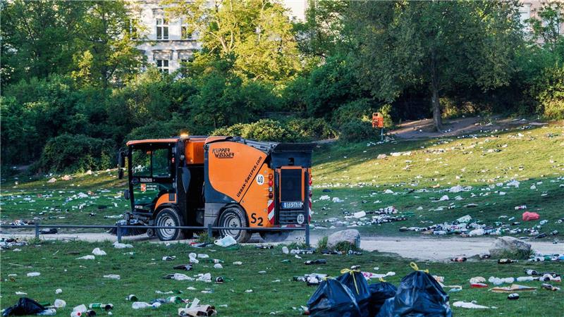 BSR-Kehrmaschine räumt nach 1. Mai im Görlitzer Park auf