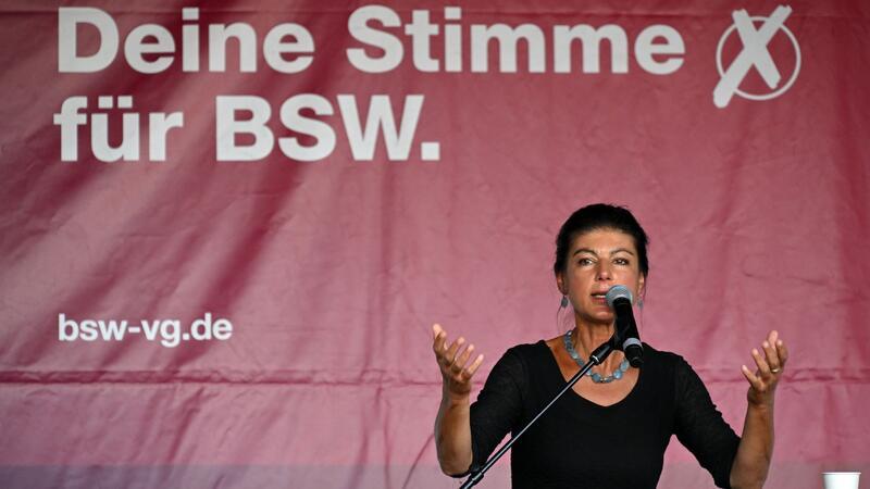 BSW-Gründerin Sahra Wagenknecht wurde bei einem Wahlkampfauftritt mit einer roten Flüssigkeit getroffen.