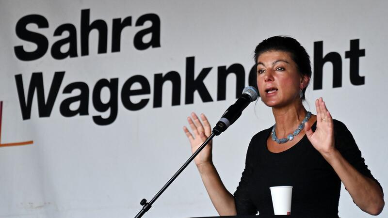 BSW-Gründerin Sahra Wagenknecht wurde bei einem Wahlkampfauftritt mit einer roten Flüssigkeit getroffen.