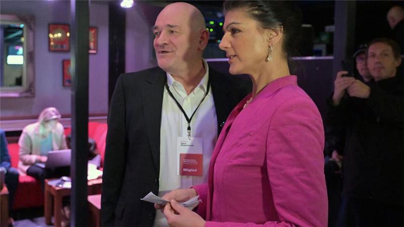 SPD und BSW in Brandenburg billigen erste Rot-Lila-Koalition BSW-Parteigründerin Sahra Wagenknecht und Brandenburgs BSW-Landeschef Robert Crumbach werben für den Koalitionsvertrag.