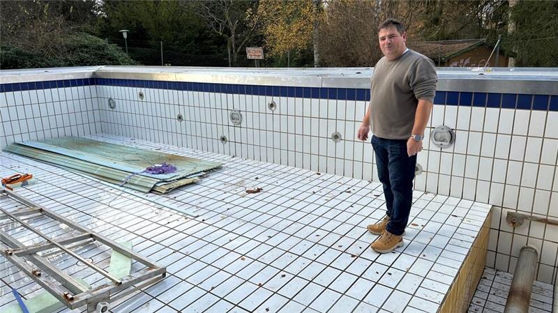 Hallenbad: Betreiber nutzt Schließzeit für Sanierungen BTG-Geschäftsführer Dirk Becker zeigt die Probleme mit der Abdeckung des Außenbeckens, die nun erneuert werden muss.