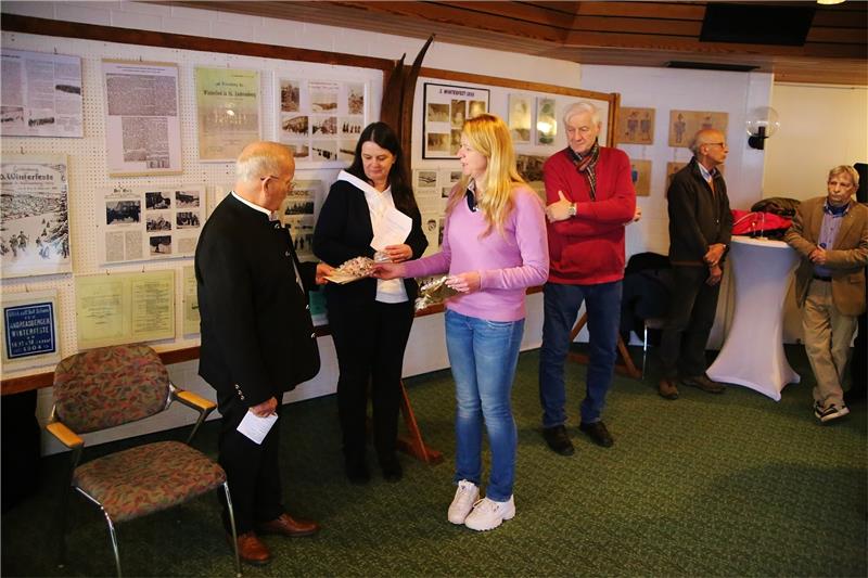 „Schietwetter“: Andreasberger Winterfest fällt ins Wasser BTMG-Geschäftsführerin Cathleen Hensel (2.v.li.) und Stefanie Heasman von der Tourist-Information danken Jochen Klähn (l.) für seine Ausstellung bei der Eröffnung.