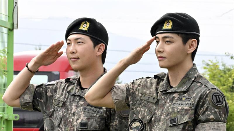 BTS vor Deutschland-Konzerten: Was K-Pop so populär macht BTS-Mitglieder RM (l) und V wurden gemeinsam aus dem südkoreanischen Militärdienst entlassen. (Archivfoto)