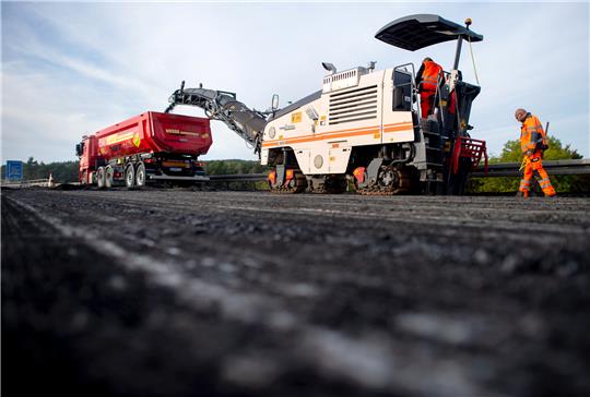 BU: Bauarbeiter entfernen die Fahrbahndecke der Autobahn A7 an der Anschlussstelle Derneburg mit einer Asphaltfräse. Die A7 ist wegen Fahrbahnschäden bis mindestens Dienstagabend in beide Richtungen voll gesperrt. Betroffen ist das etwa sechs Kilometer lange Stück zwischen der Anschlussstelle Derneburg und dem Autobahndreieck Salzgitter. Die schadhafte Stelle wird ausgefräst und neu aufgetragen. Foto: Dittrich / dpa