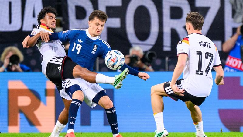 Kovac-Kritik: „Länderspielpause war definitiv zu lang“ BVB-Neuzugang Konstantinos Karetsas (m.) bestritt in den vergangenen drei Wochen vier Länderspiele für Griechenland. (Archivbild)