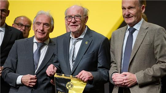 BVB-Präsident Lunow (l) macht den Weg für Watzke (r) frei. (Archivfoto)